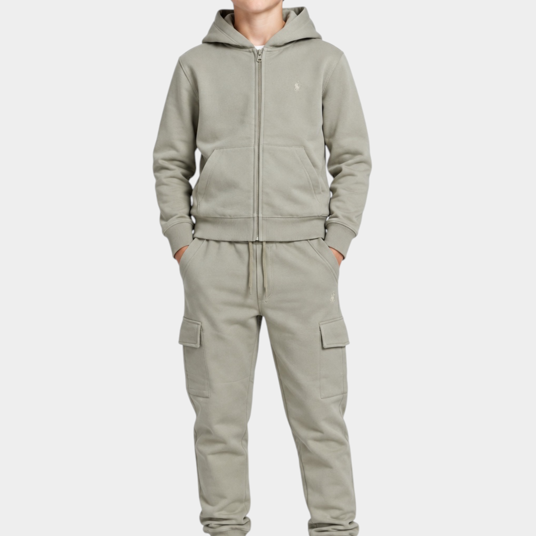 Ragazzo indossa felpa con cappuccio full zip e pantaloni cargo beige Follower SRL con sneakers bianche