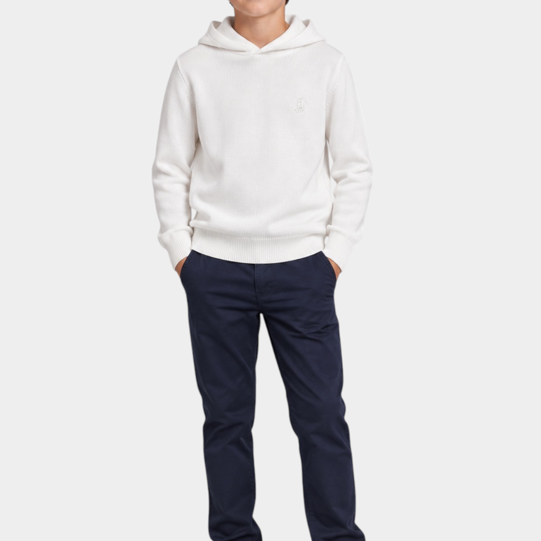 Ragazzo indossa felpa con cappuccio bianca Follower SRL con logo ricamato e pantaloni blu scuro
