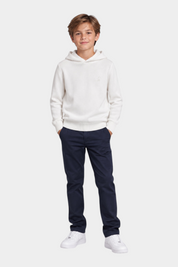 Ragazzo indossa felpa con cappuccio bianca Follower SRL con logo ricamato e pantaloni blu scuro