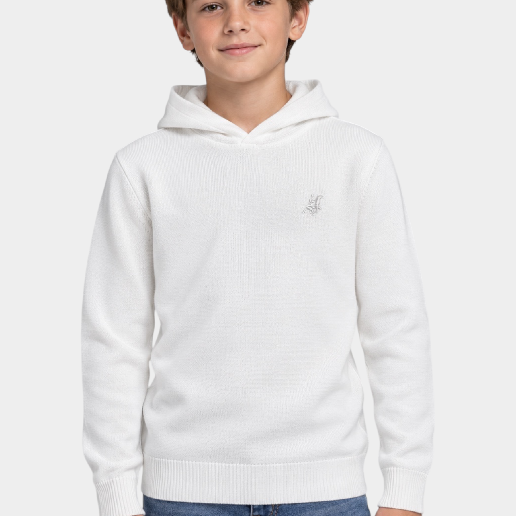 Ragazzo indossa una felpa con cappuccio bianca Follower SRL in maglia con logo iconico ricamato sul petto