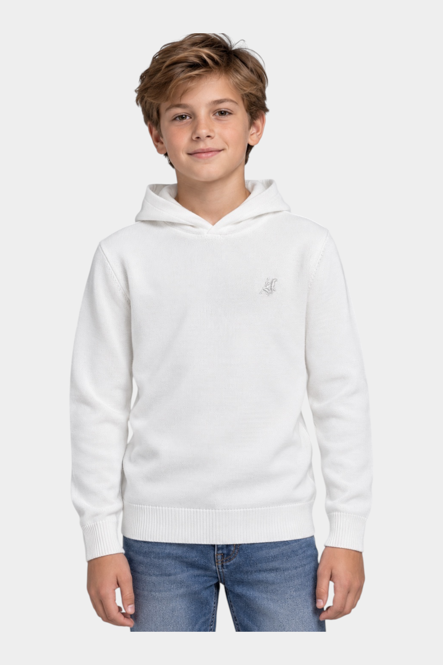 Ragazzo indossa una felpa con cappuccio bianca Follower SRL in maglia con logo iconico ricamato sul petto