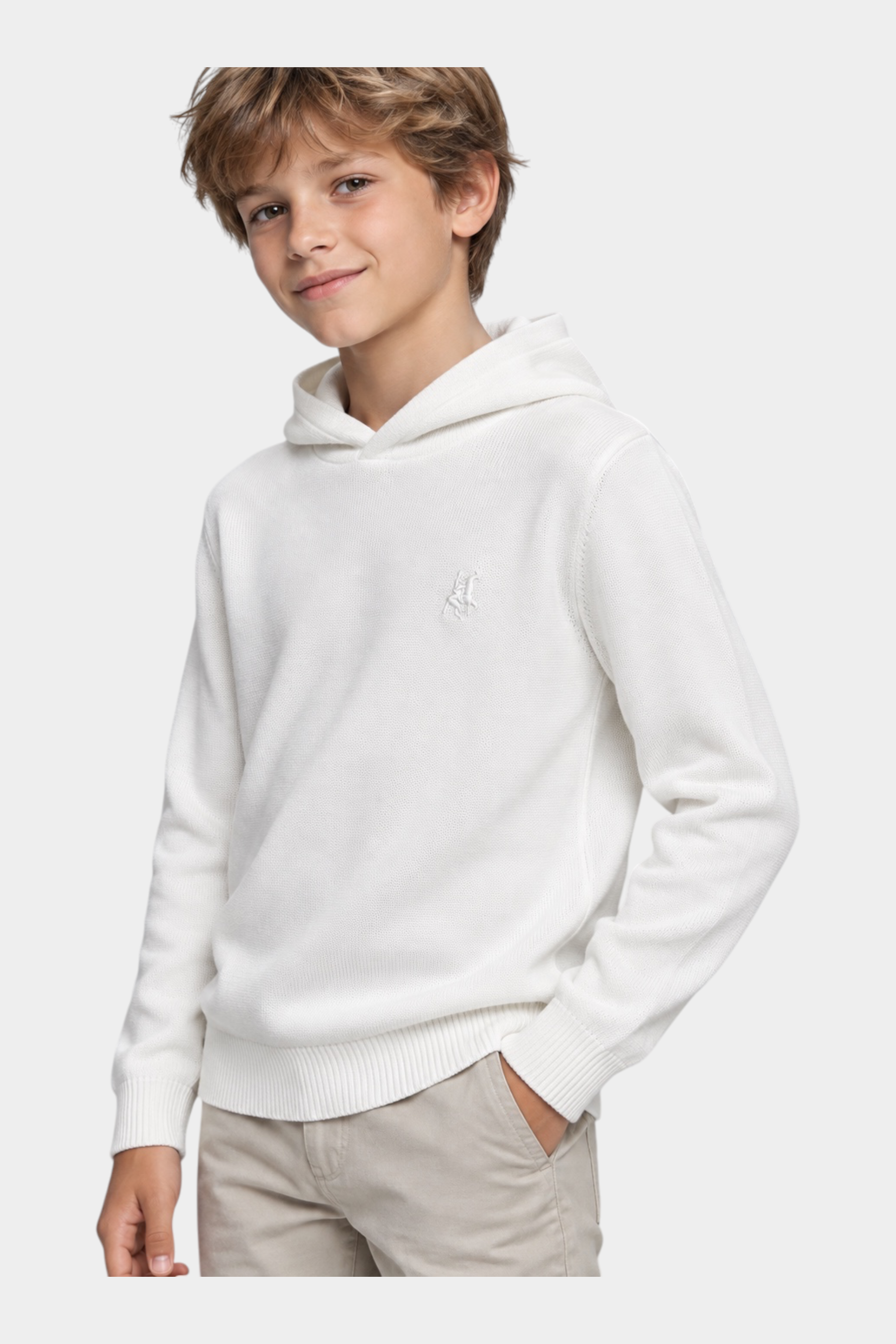 Ragazzo indossa una felpa con cappuccio bianca in maglia Follower SRL con logo iconico ricamato sul petto