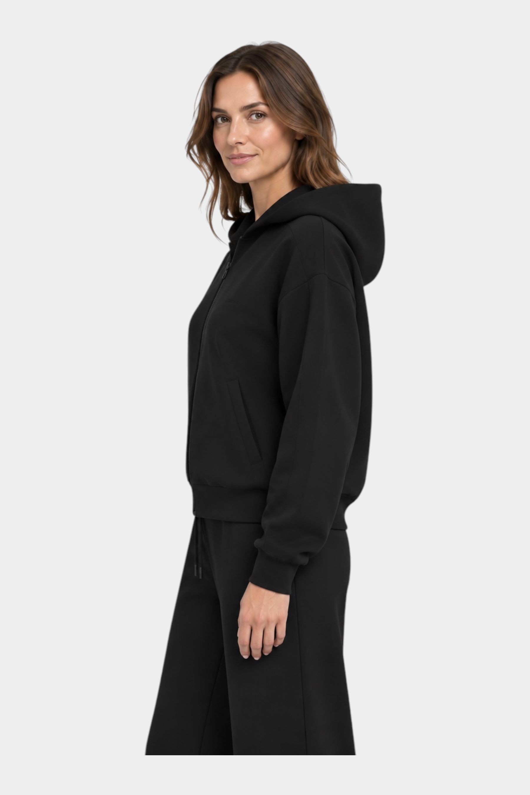 Modella indossa una felpa con cappuccio e zip intera nera di Follower SRL, vista laterale su sfondo bianco
