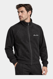 Felpa full zip in ciniglia nera da uomo GUESS indossata da un modello, con logo ricamato, collezione Follower SRL