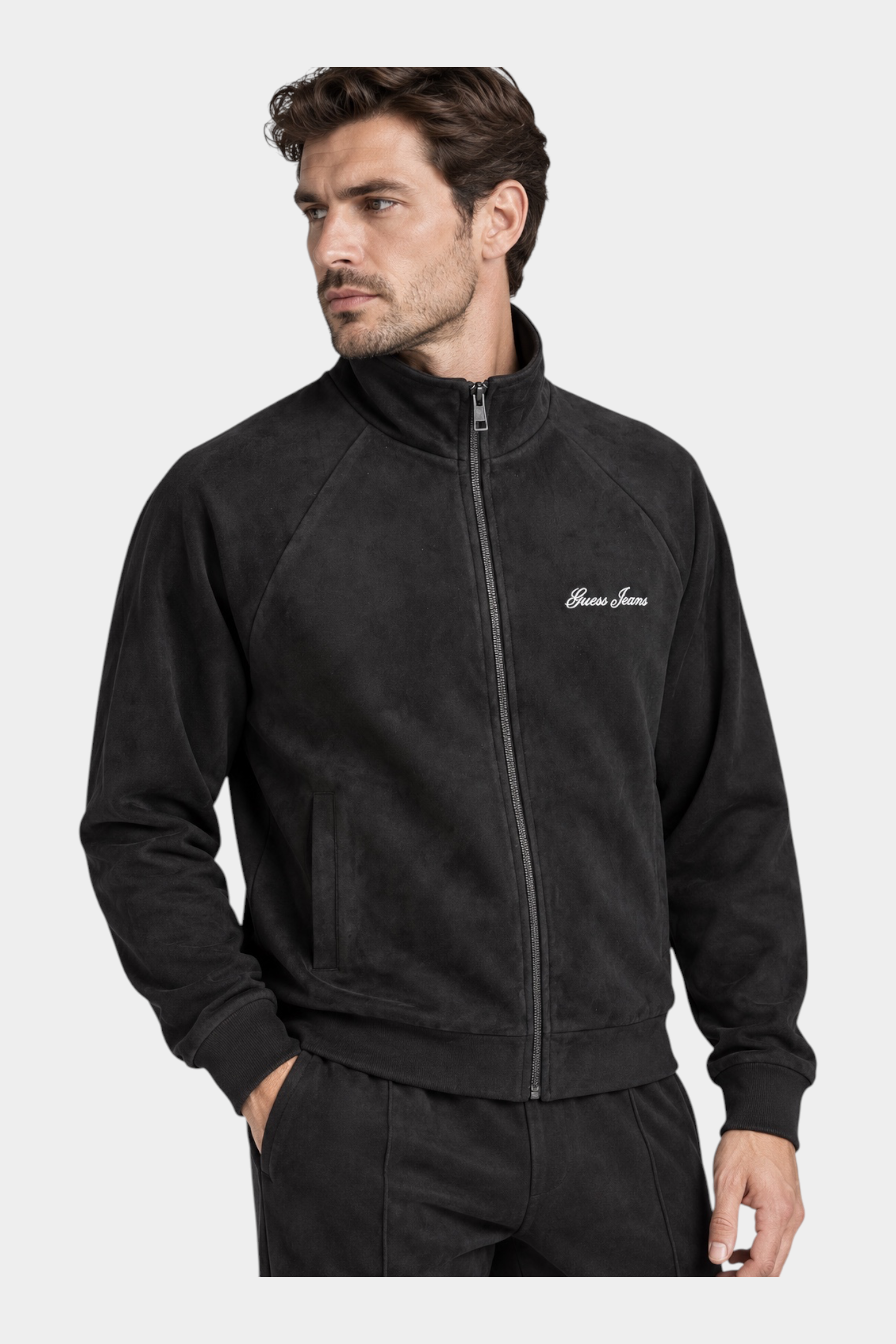Felpa full zip in ciniglia nera da uomo GUESS indossata da un modello, con logo ricamato, collezione Follower SRL