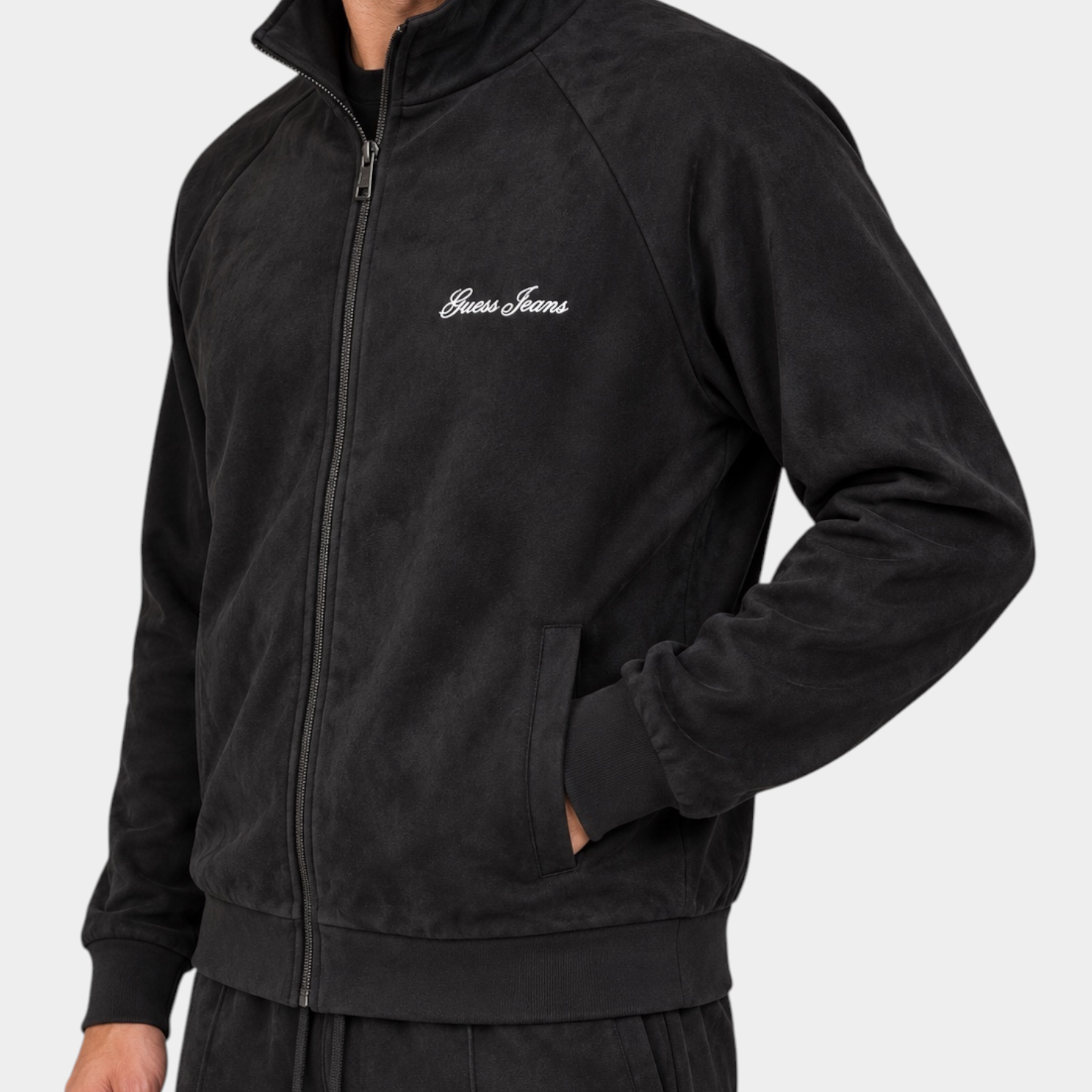 Felpa full zip in ciniglia nera da uomo GUESS indossata, proposta da Follower SRL, con logo ricamato sul petto