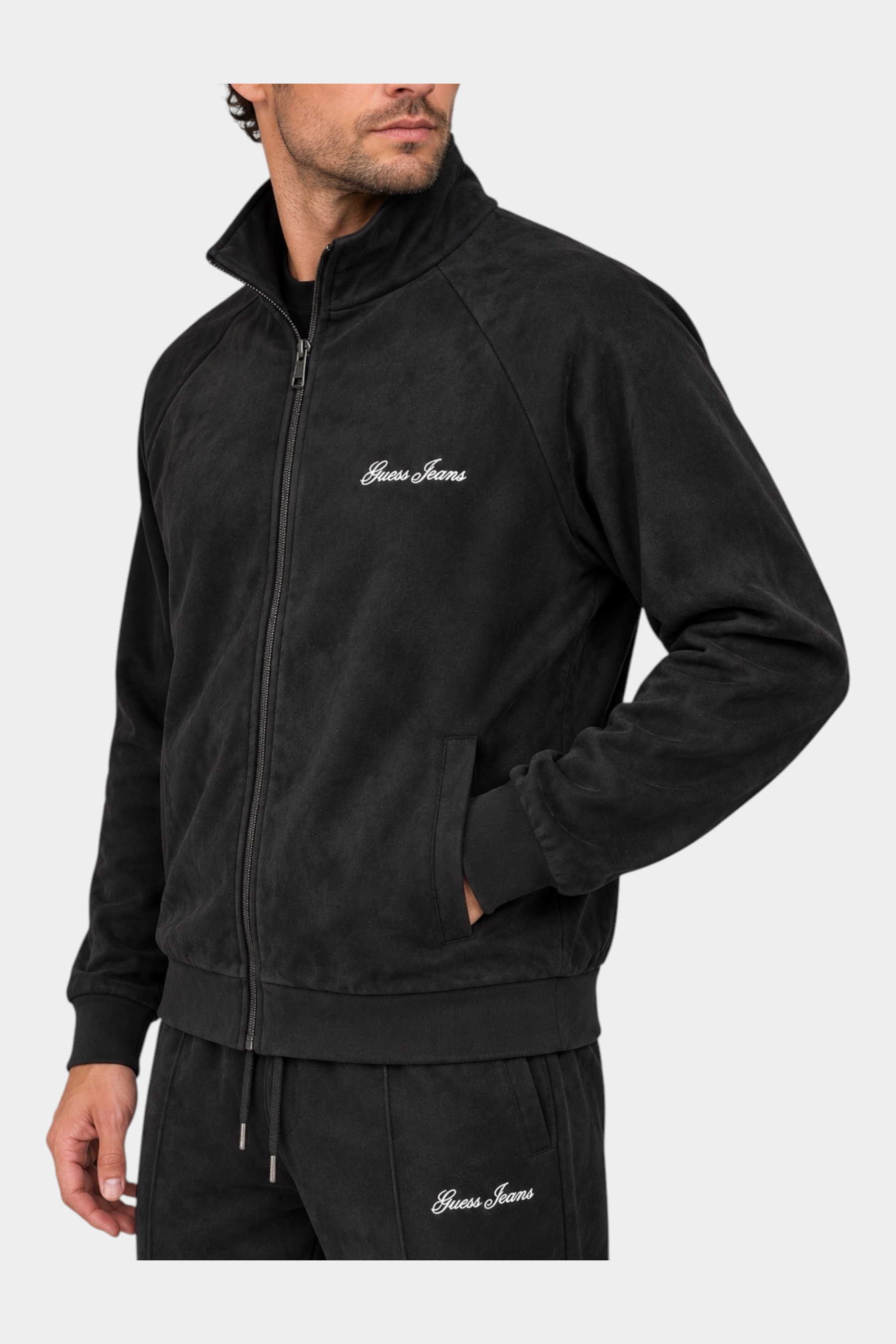 Felpa full zip in ciniglia nera da uomo GUESS indossata, proposta da Follower SRL, con logo ricamato sul petto