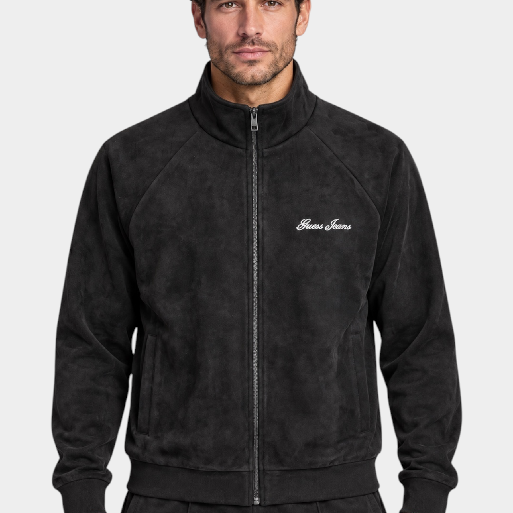 Felpa full zip in ciniglia nera da uomo GUESS indossata da un modello, con logo ricamato Follower SRL