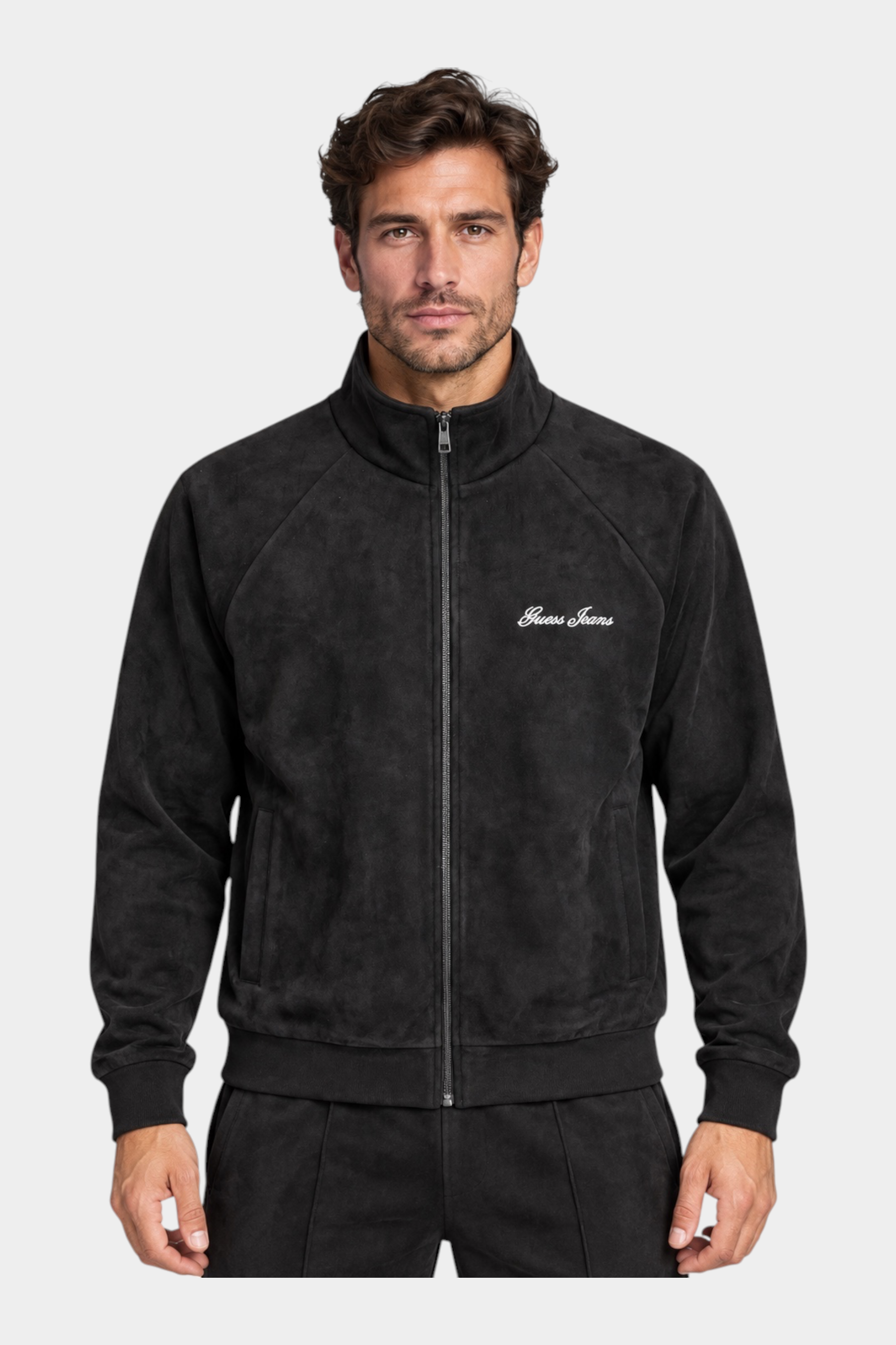 Felpa full zip in ciniglia nera da uomo GUESS indossata da un modello, con logo ricamato Follower SRL