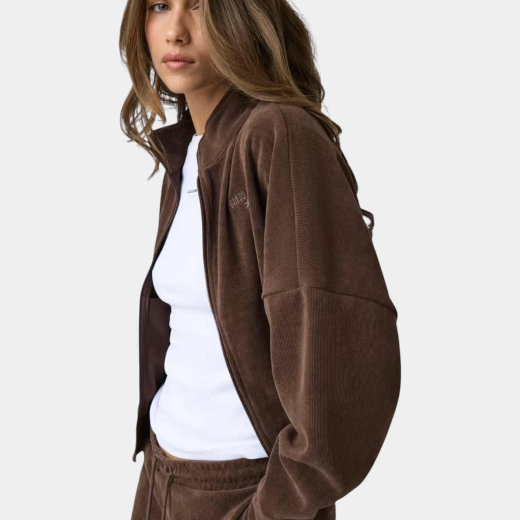 Felpa a coste marrone con zip di Follower SRL indossata da una modella con t-shirt bianca