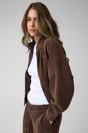 Felpa a coste marrone con zip di Follower SRL indossata da una modella con t-shirt bianca