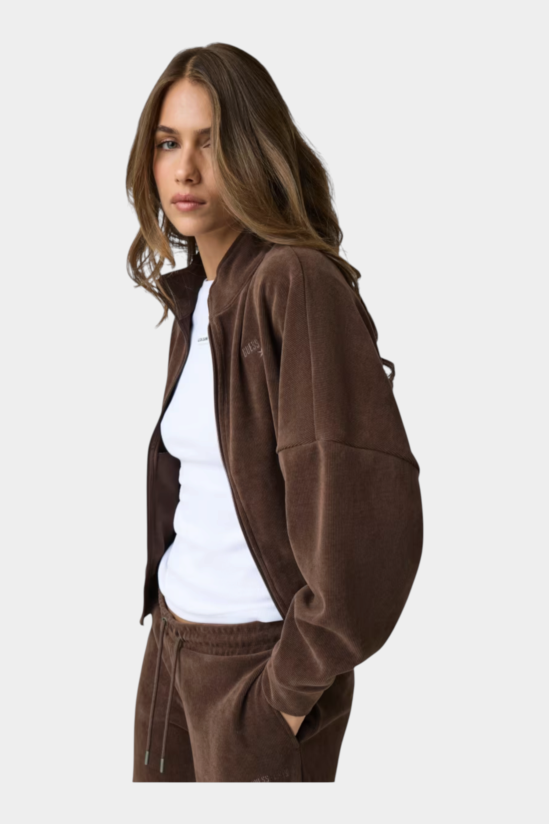 Felpa a coste marrone con zip di Follower SRL indossata da una modella con t-shirt bianca