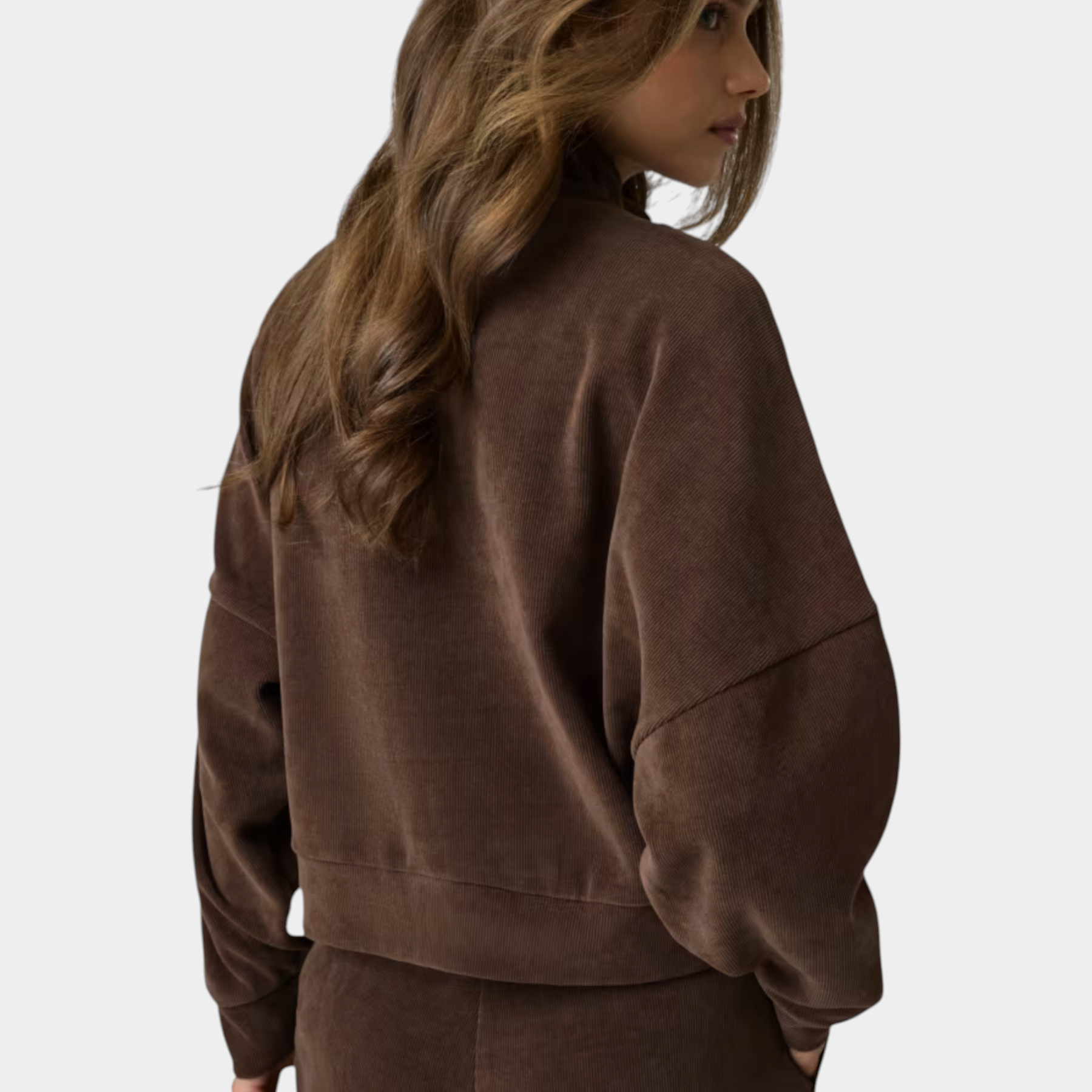 Felpa a coste marrone GUESS indossata da una modella, vista posteriore, design casual con spalle scese Follower SRL