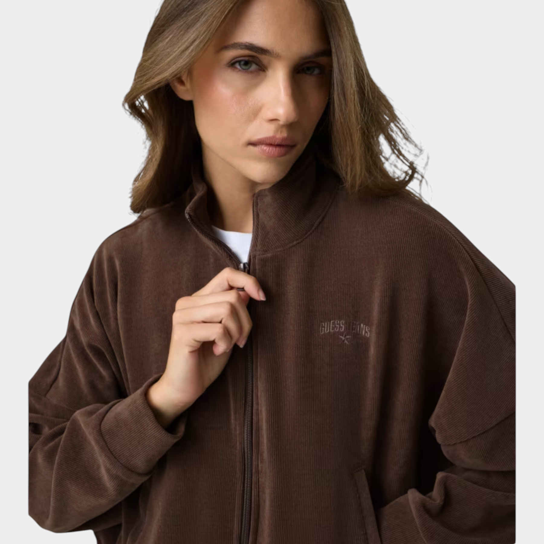 Modella indossa una felpa a coste marrone con zip di Follower SRL, caratterizzata da un design casual e moderno.