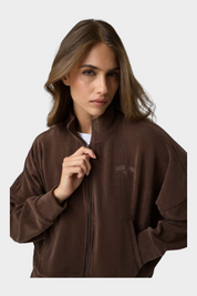 Modella indossa una felpa a coste marrone con zip di Follower SRL, caratterizzata da un design casual e moderno.