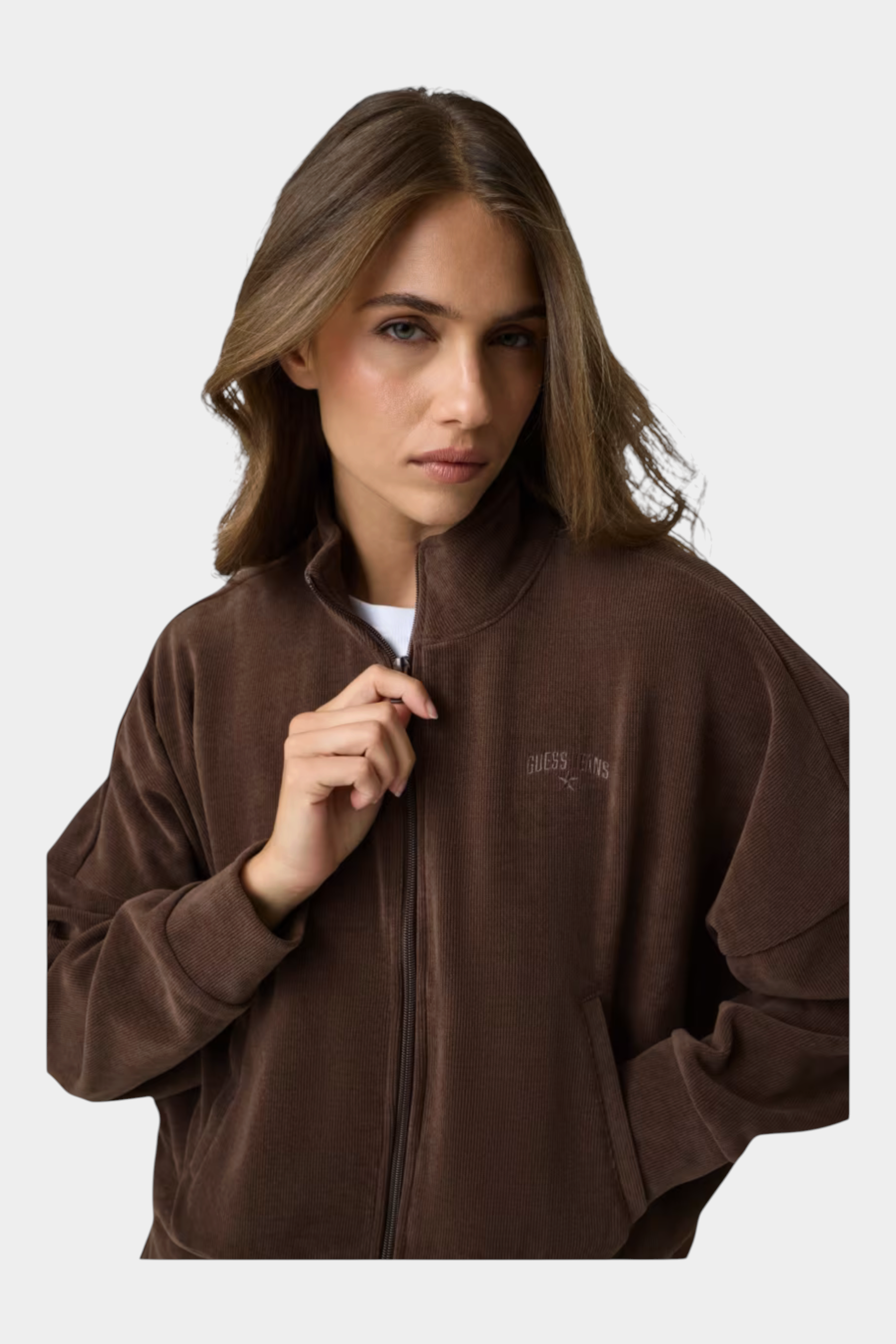 Modella indossa una felpa a coste marrone con zip di Follower SRL, caratterizzata da un design casual e moderno.
