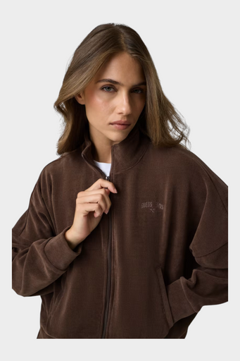 Modella indossa una felpa a coste marrone con zip di Follower SRL, caratterizzata da un design casual e moderno.