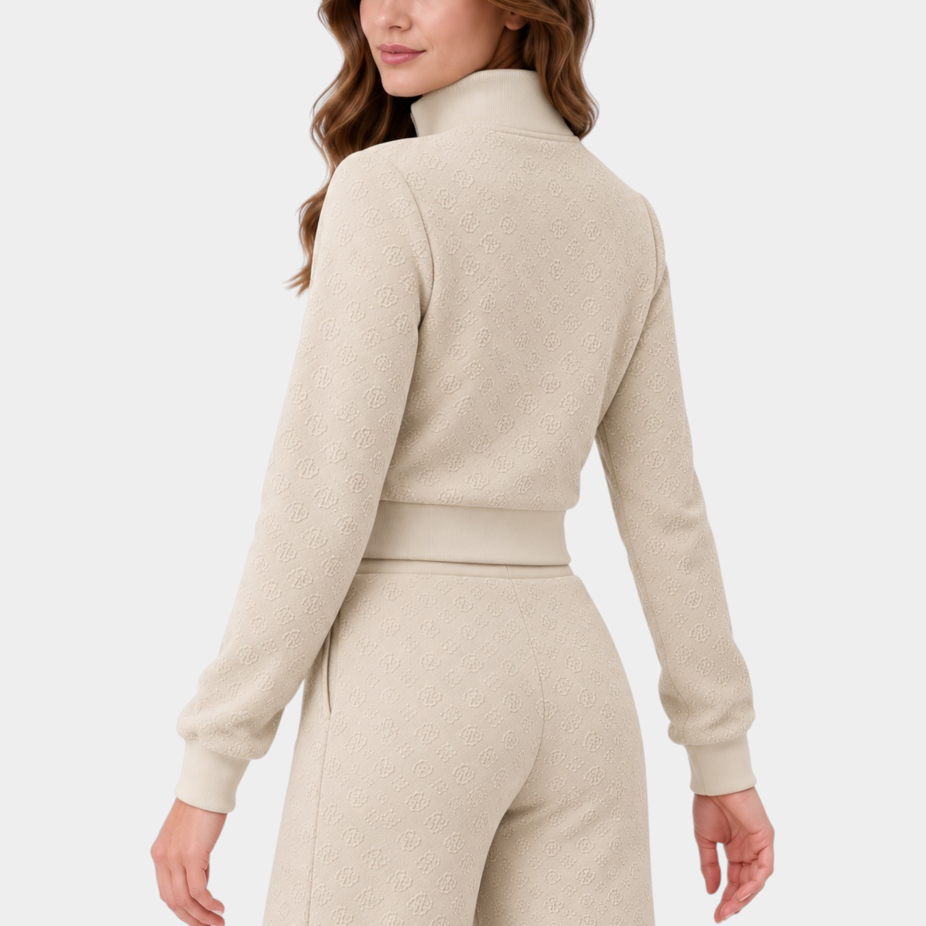 Modella indossa felpa full zip Follower SRL color ecru con motivo logo 4G in rilievo, vista posteriore