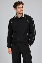 Felpa full zip nera GUESS con dettagli a righe sul colletto e profili bianchi, indossata da un modello Follower SRL