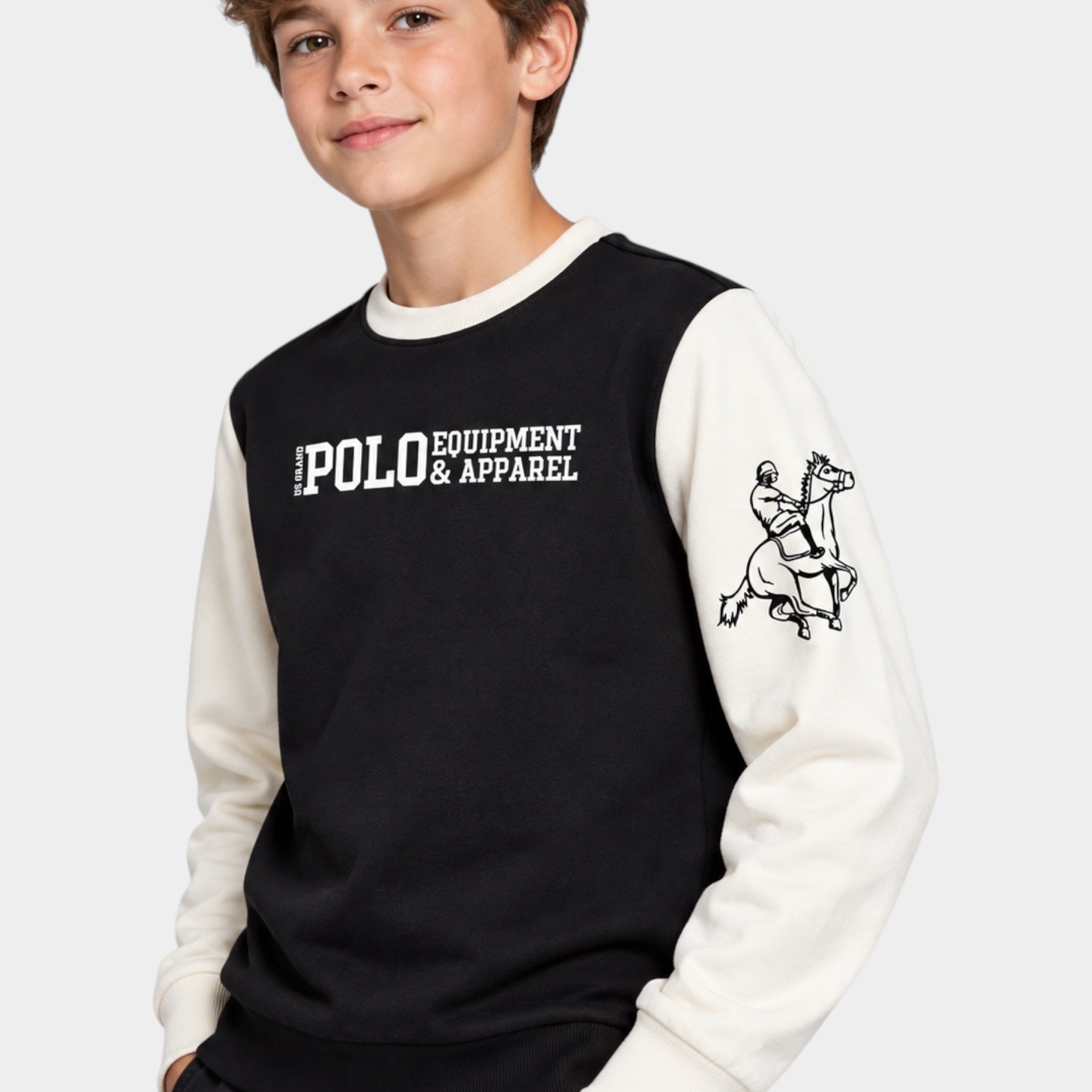 Ragazzo indossa una felpa girocollo Follower SRL nera e bianca con logo Polo Equipment & Apparel e stampa su manica