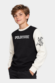 Ragazzo indossa una felpa girocollo Follower SRL nera e bianca con logo Polo Equipment & Apparel e stampa su manica