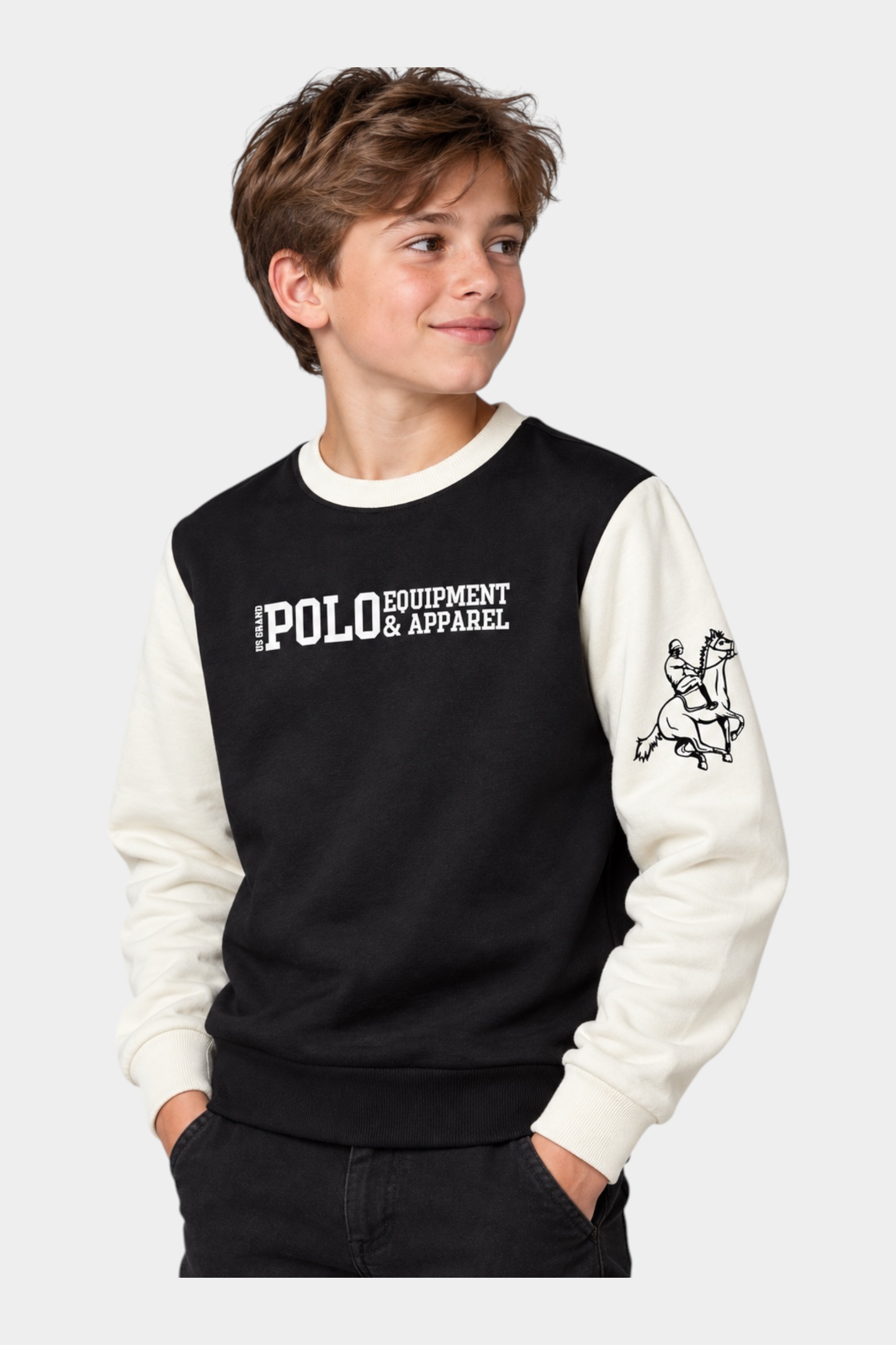 Ragazzo indossa felpa girocollo Follower SRL nera e bianca con logo US GRAND POLO e grafica sul braccio