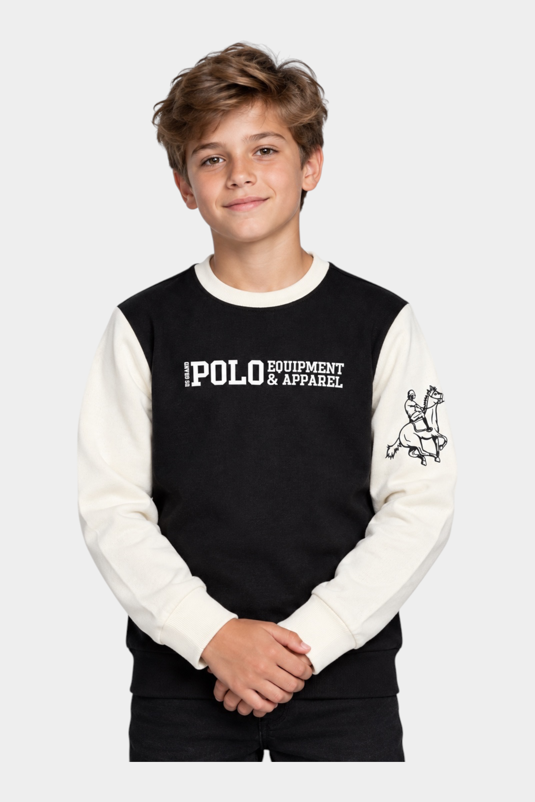 Ragazzo indossa una felpa girocollo Follower SRL nera e bianca con logo US GRAND POLO e grafica sul braccio