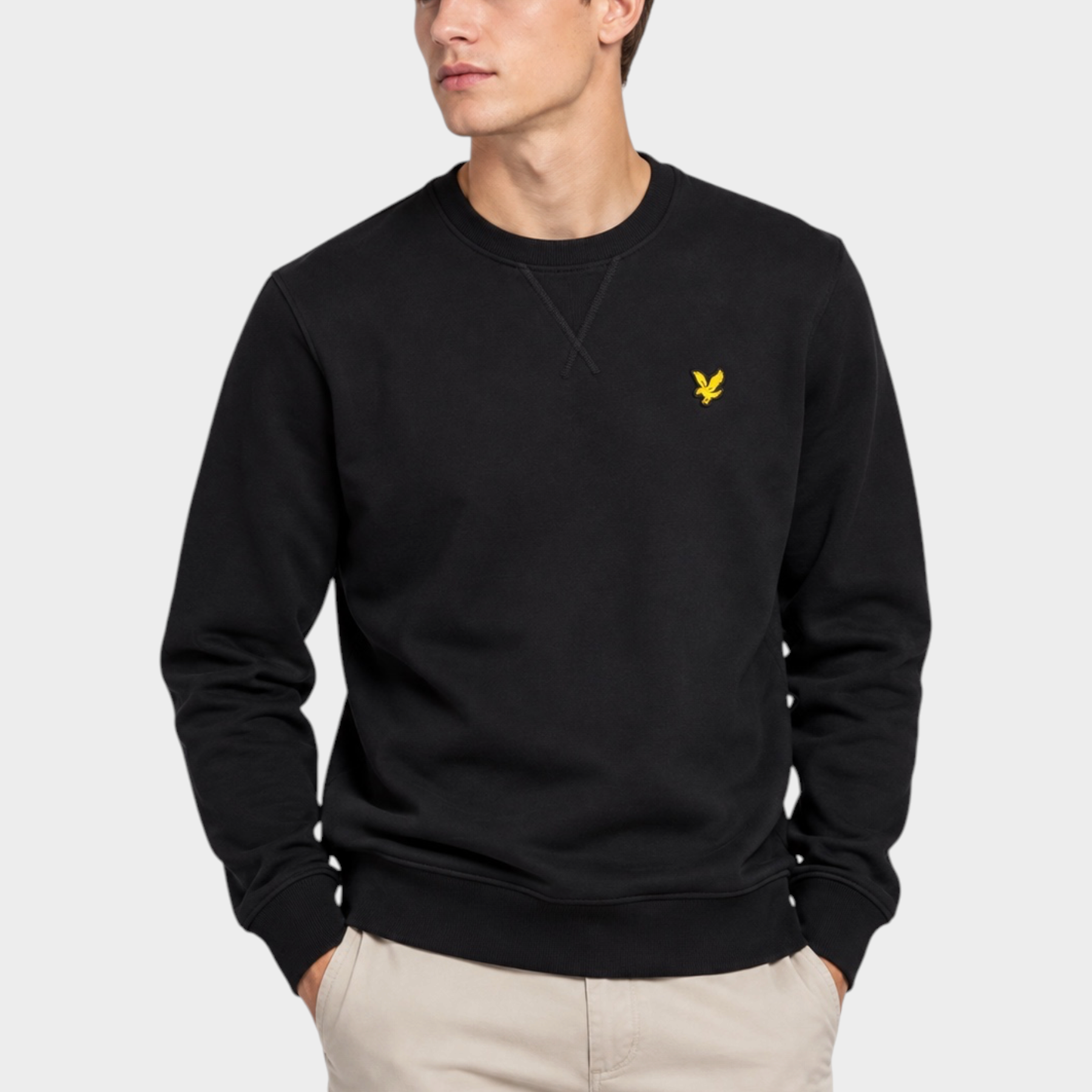 Modello indossa felpa girocollo nera in cotone Follower SRL con logo giallo Lyle & Scott sul petto