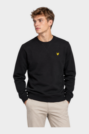 Modello indossa felpa girocollo nera in cotone Follower SRL con logo giallo Lyle & Scott sul petto