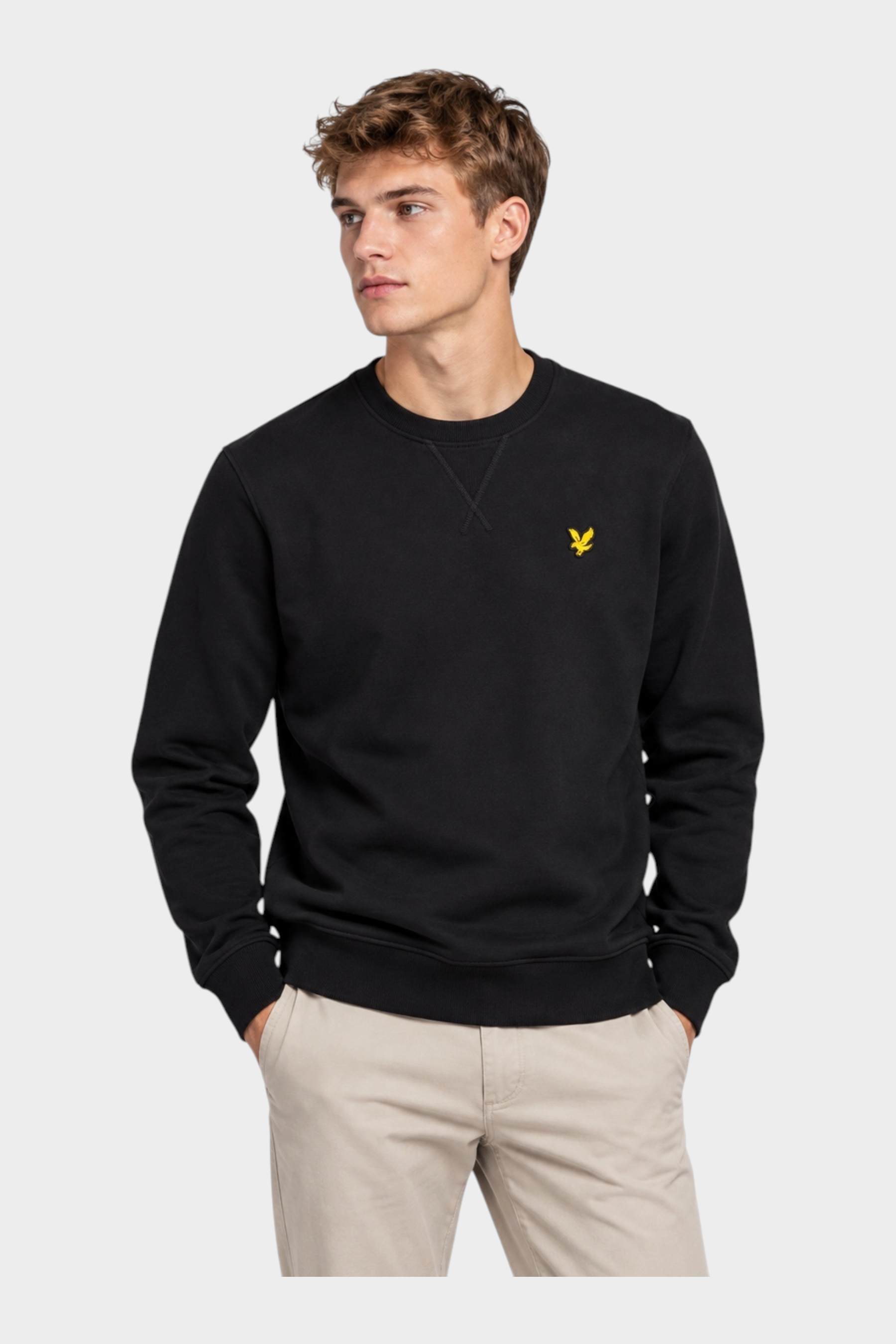 Modello indossa felpa girocollo nera in cotone Follower SRL con logo giallo Lyle & Scott sul petto