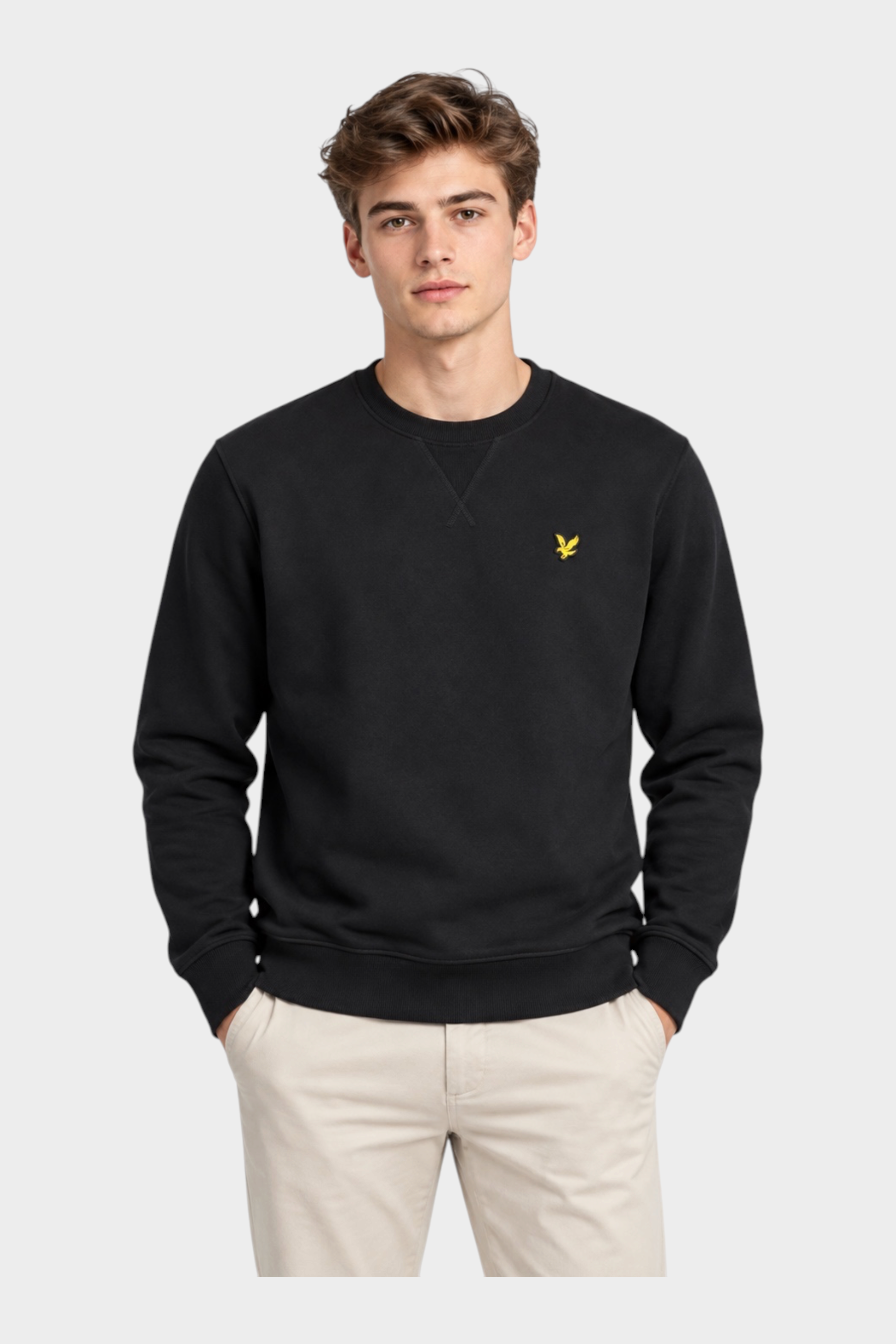 Felpa girocollo nera in cotone Follower SRL con logo giallo sul petto indossata da un modello