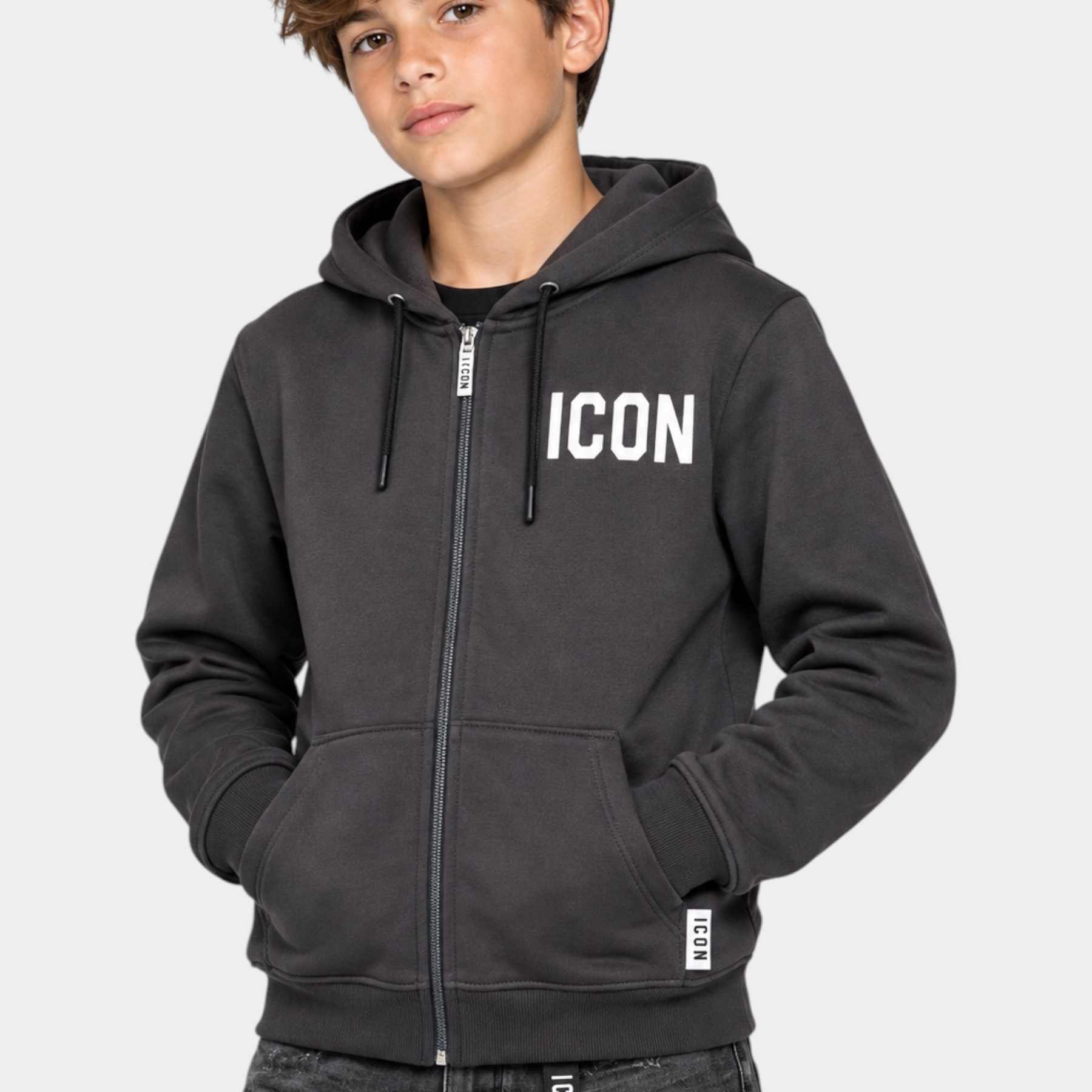 Ragazzo indossa una felpa full zip grigia Follower SRL con logo ICON bianco sul petto e cappuccio