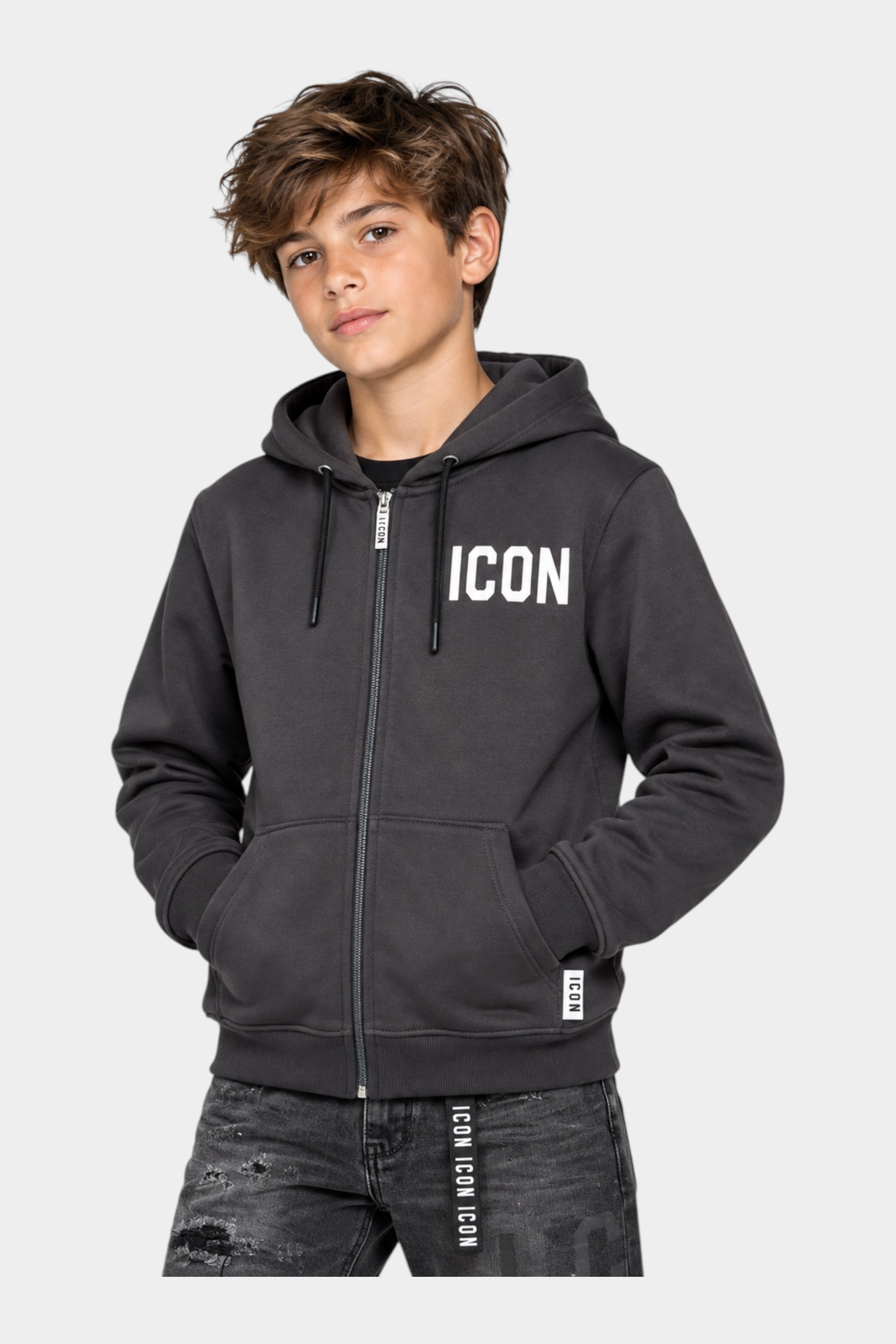 Ragazzo indossa una felpa full zip grigia Follower SRL con logo ICON bianco sul petto e cappuccio