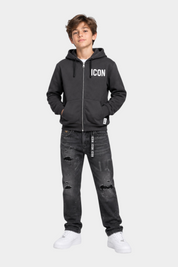 Ragazzo indossa felpa full zip grigia Follower SRL con logo ICON bianco, jeans strappati e scarpe da ginnastica