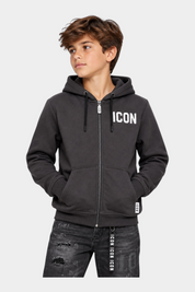 Ragazzo indossa una felpa Follower SRL grigia con zip integrale, cappuccio e scritta ICON bianca sul petto