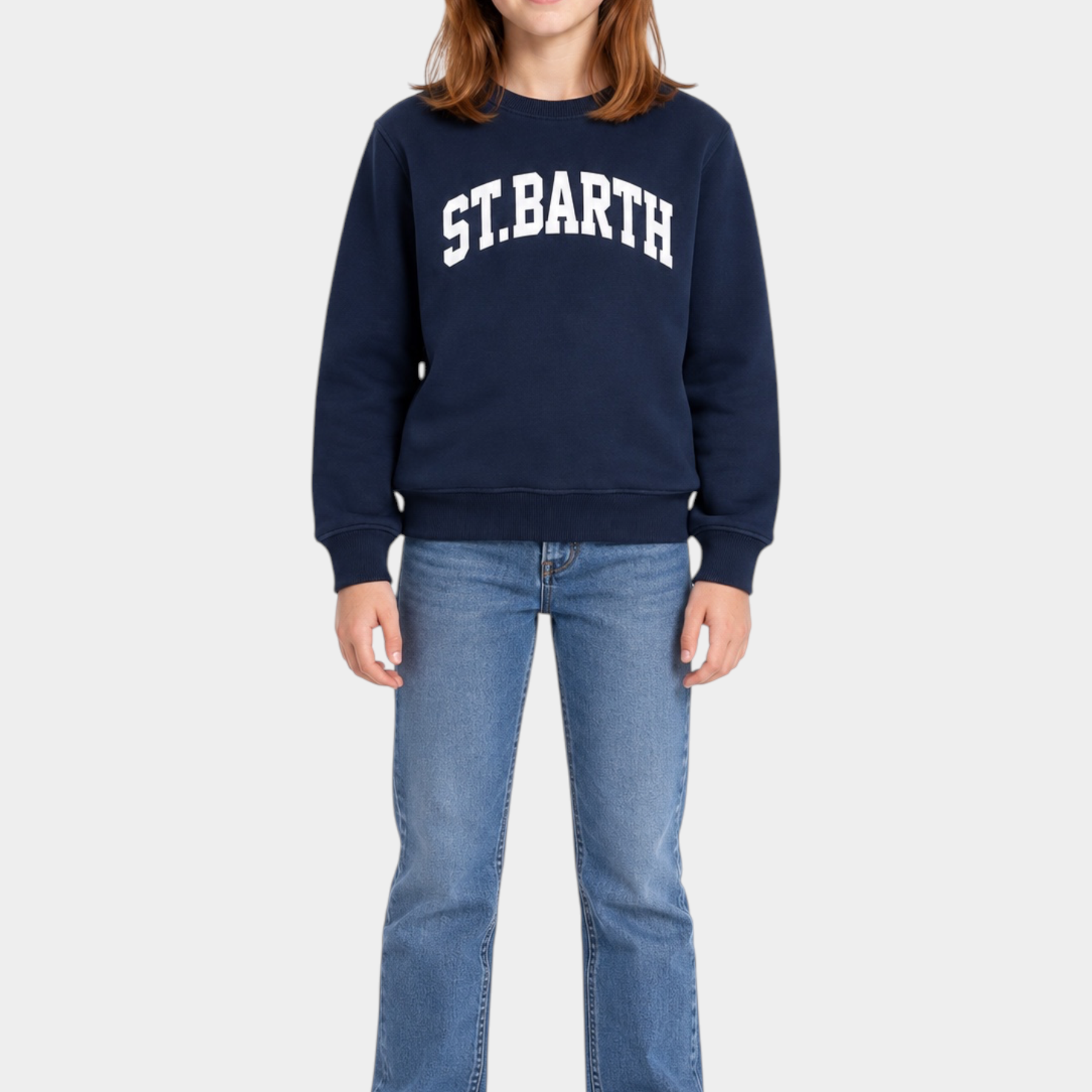 Ragazza indossa felpa Follower SRL Hutton blu navy in misto cotone con stampa St. Barth bianca stile college