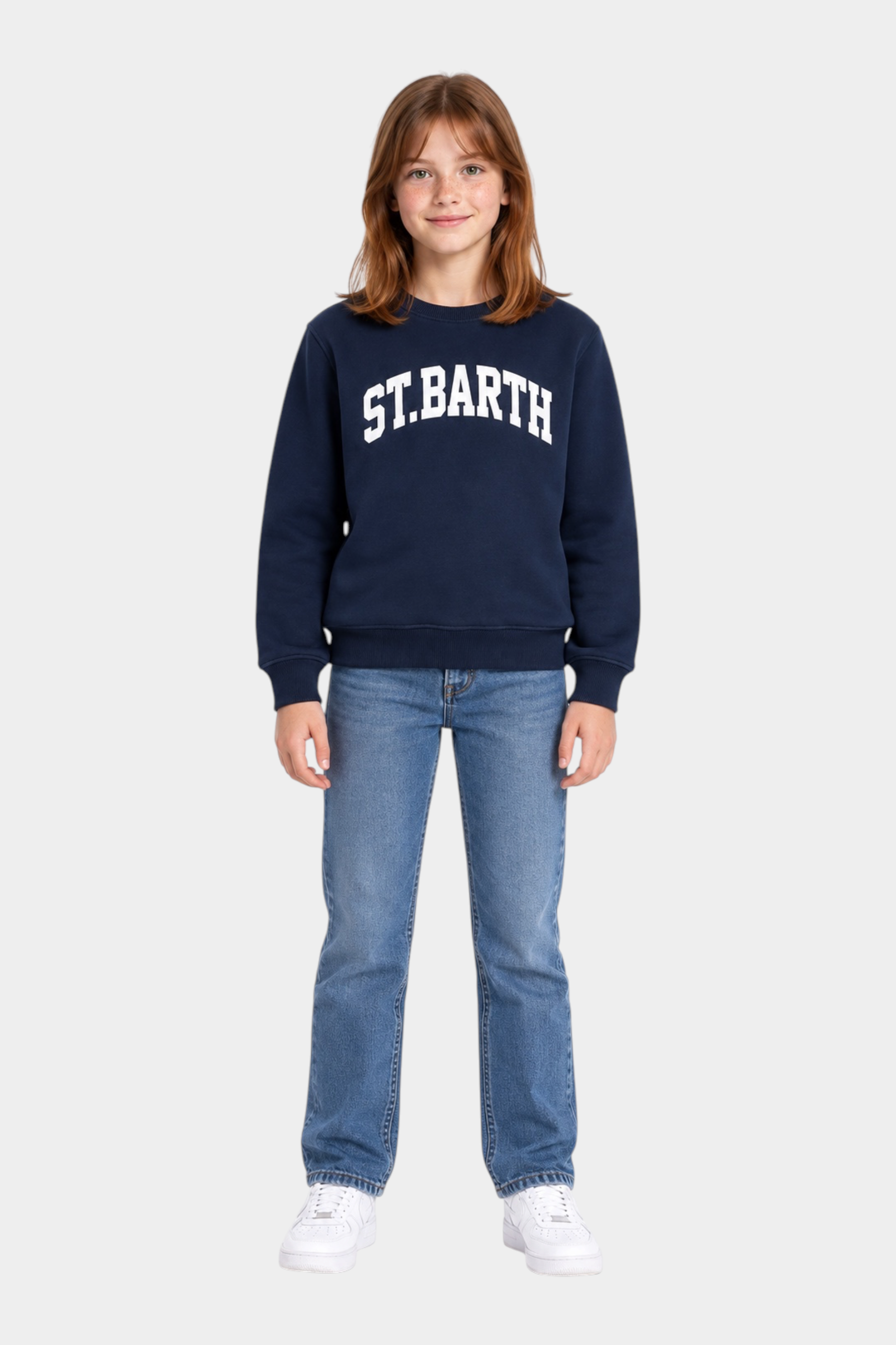 Ragazza indossa felpa Follower SRL Hutton blu navy in misto cotone con stampa St. Barth bianca stile college