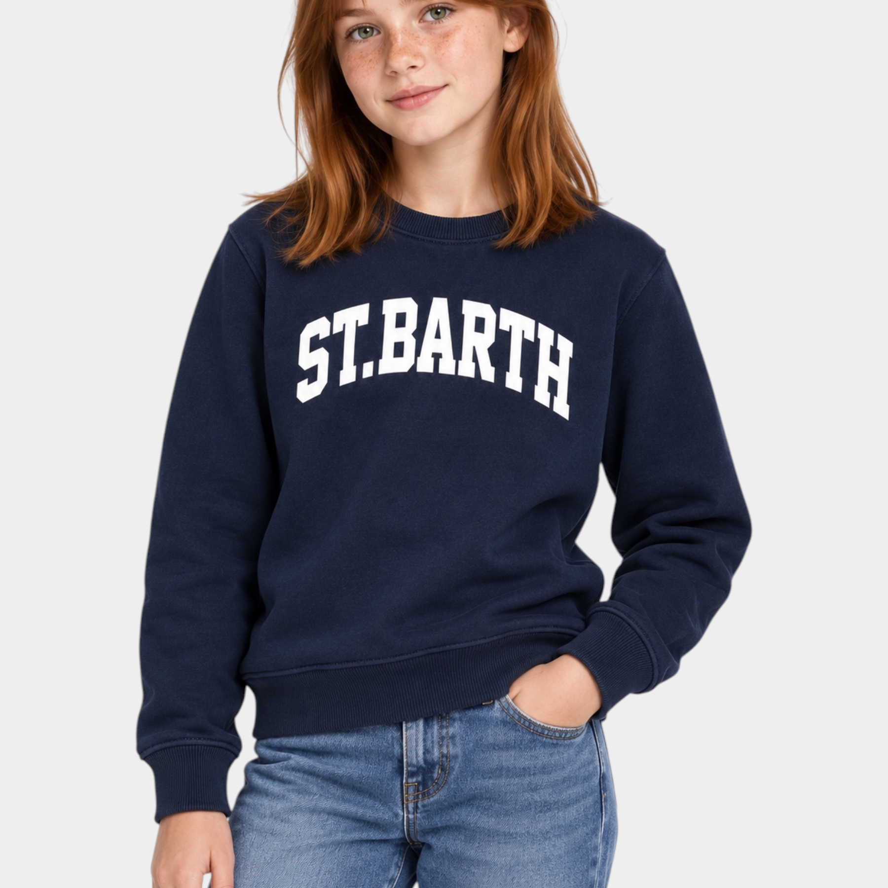 Ragazza indossa felpa Follower SRL Hutton blu navy in misto cotone con stampa St. Barth bianca stile college