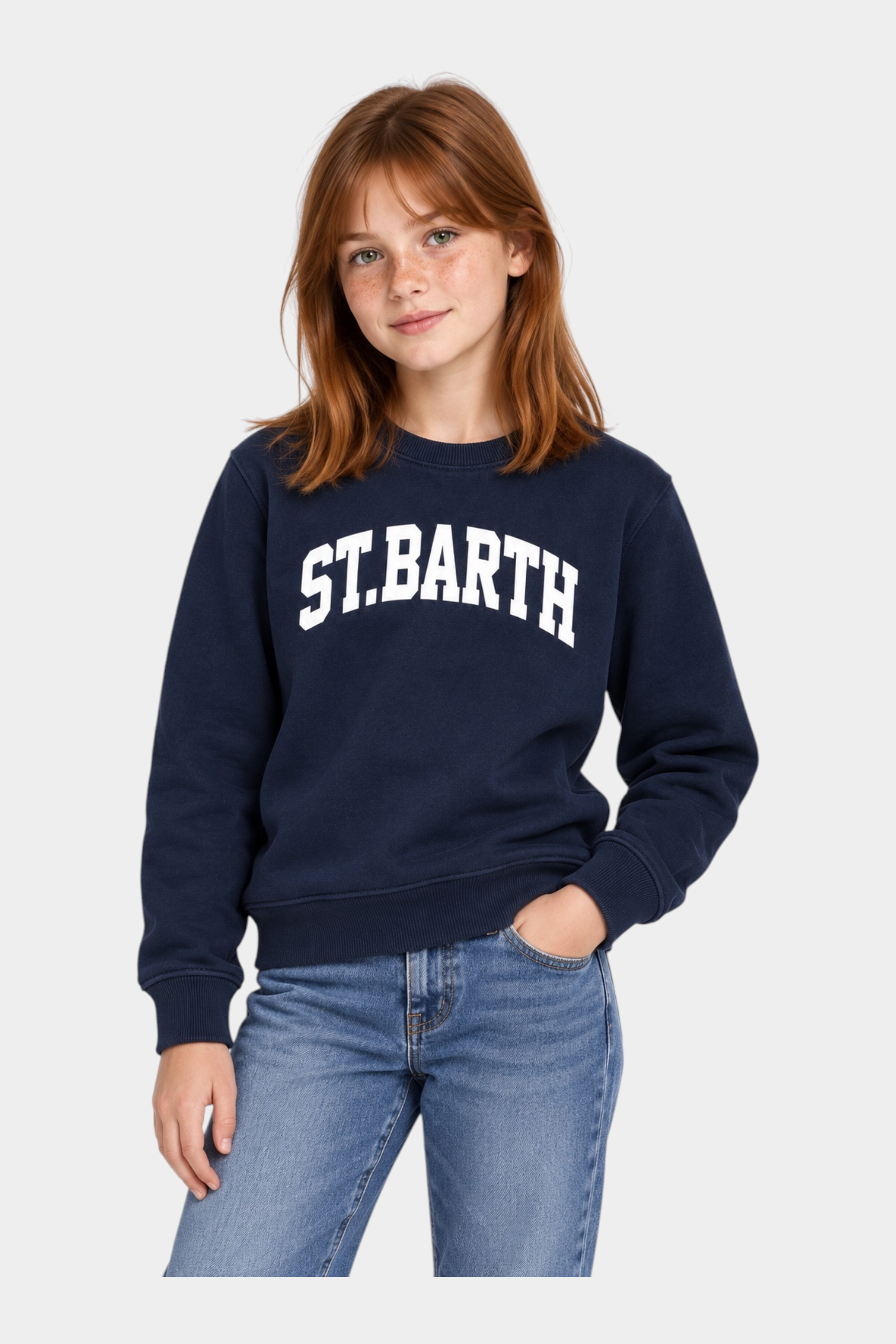 Ragazza indossa felpa Follower SRL Hutton blu navy in misto cotone con stampa St. Barth bianca stile college