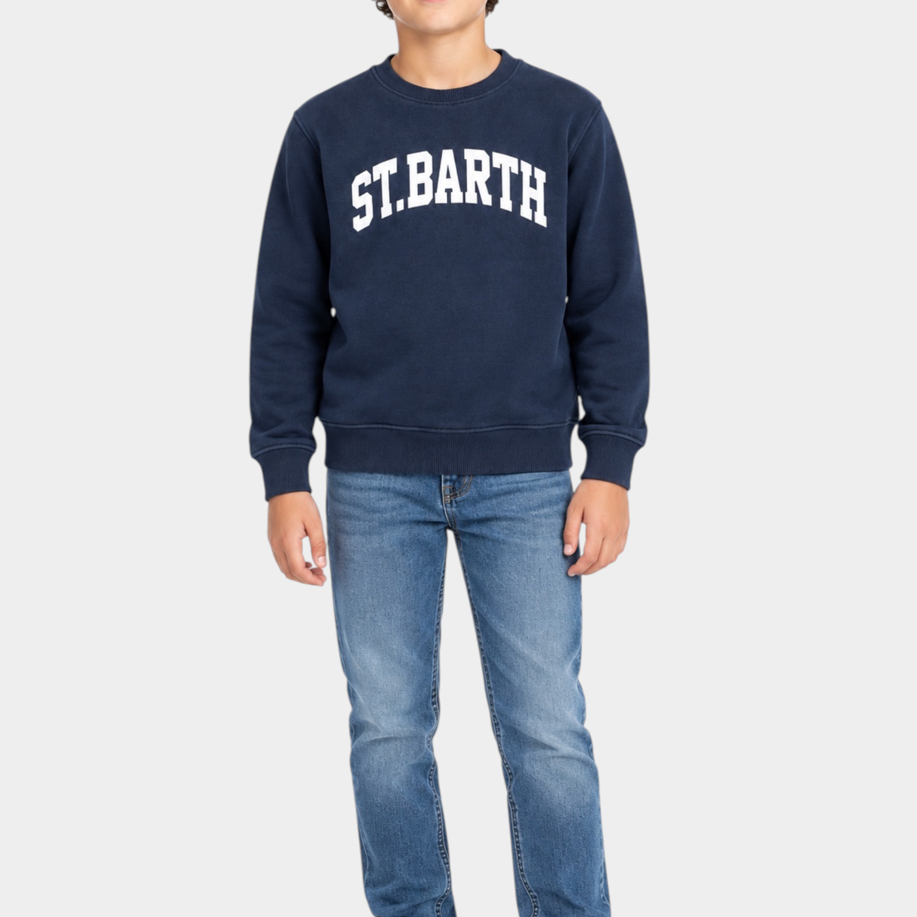 Ragazzo indossa felpa Follower SRL Hutton blu navy in misto cotone con stampa St. Barth bianca stile college
