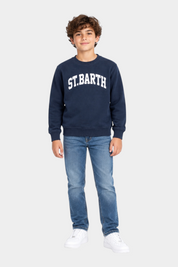 Ragazzo indossa felpa Follower SRL Hutton blu navy in misto cotone con stampa St. Barth bianca stile college
