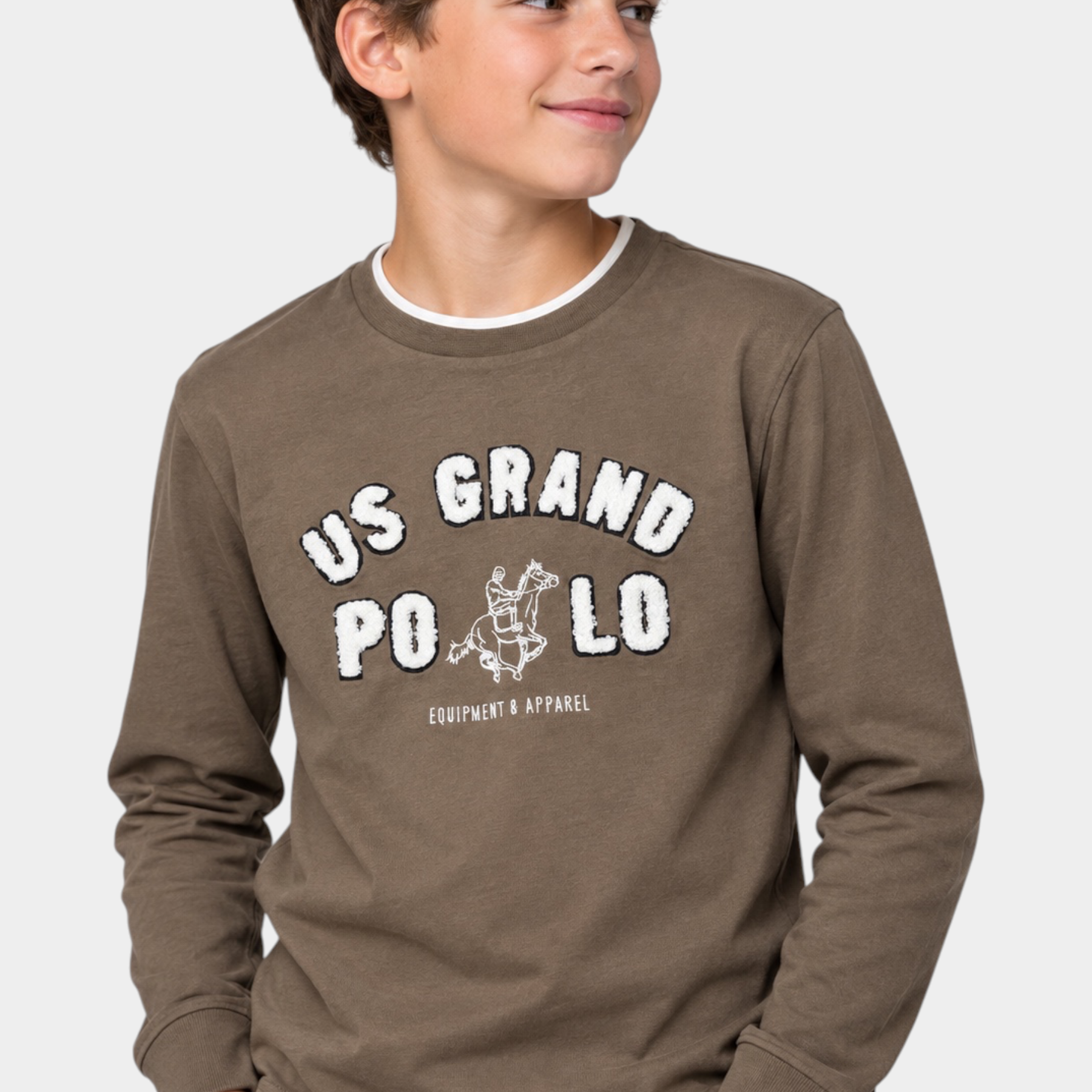 Ragazzo indossa una felpa girocollo marrone Follower SRL con maxi logo US GRAND POLO bianco e dettagli a contrasto