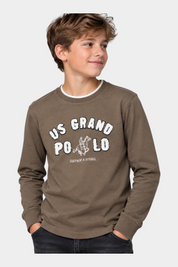 Ragazzo indossa una felpa girocollo marrone Follower SRL con maxi logo US GRAND POLO bianco e dettagli a contrasto
