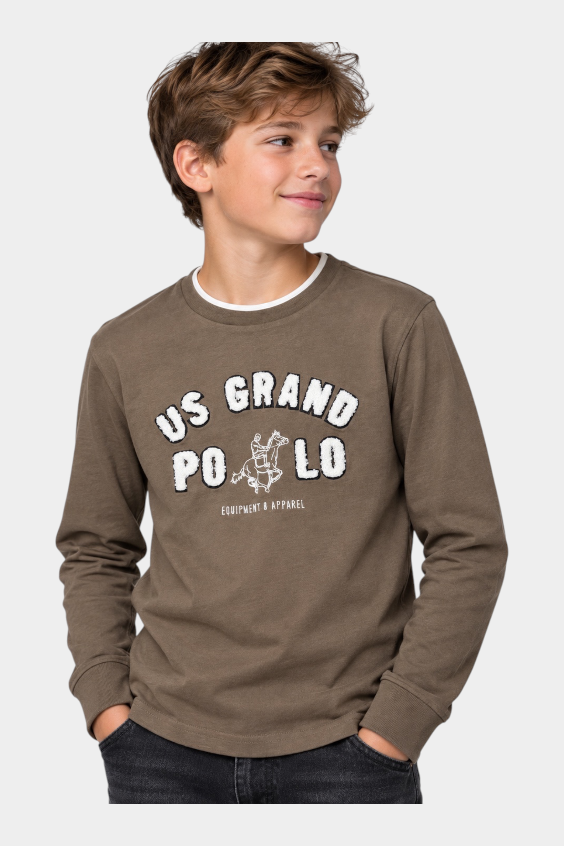 Ragazzo indossa una felpa girocollo marrone Follower SRL con maxi logo US GRAND POLO bianco e dettagli a contrasto