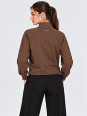Felpa marrone con zip GUESS indossata da una modella, vista posteriore, collezione Follower SRL