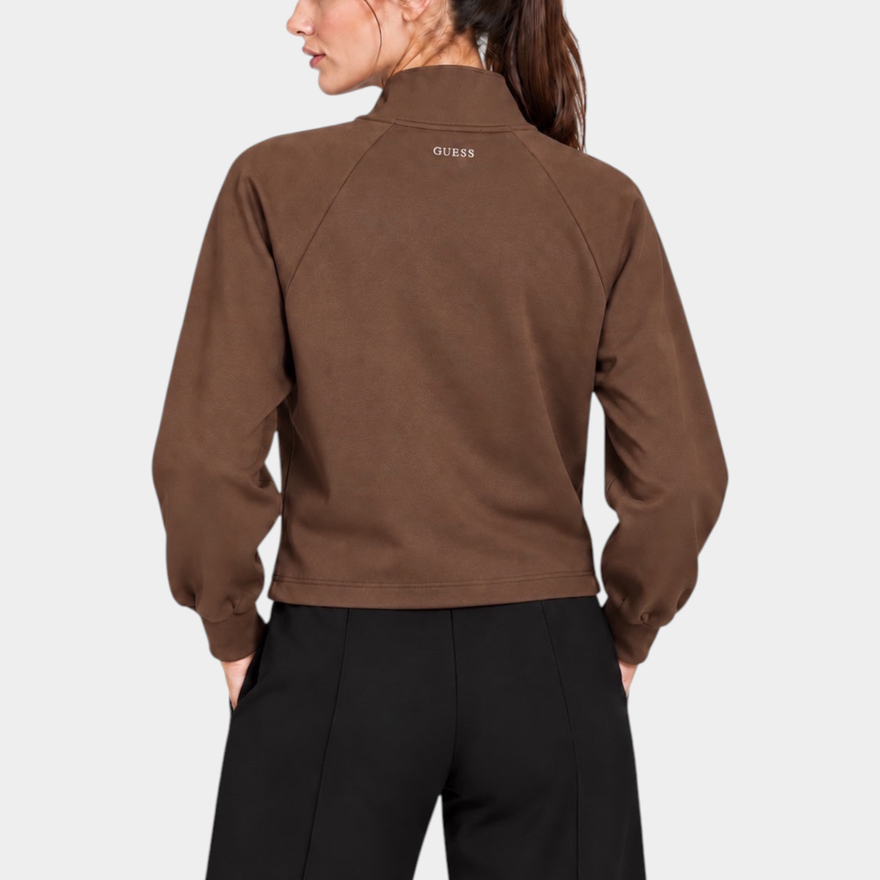 Felpa marrone con zip GUESS indossata da una modella, vista posteriore, collezione Follower SRL