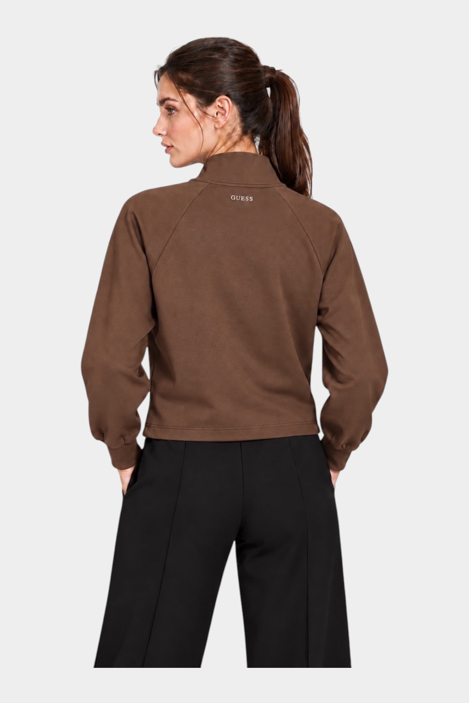 Felpa marrone con zip GUESS indossata da una modella, vista posteriore, collezione Follower SRL