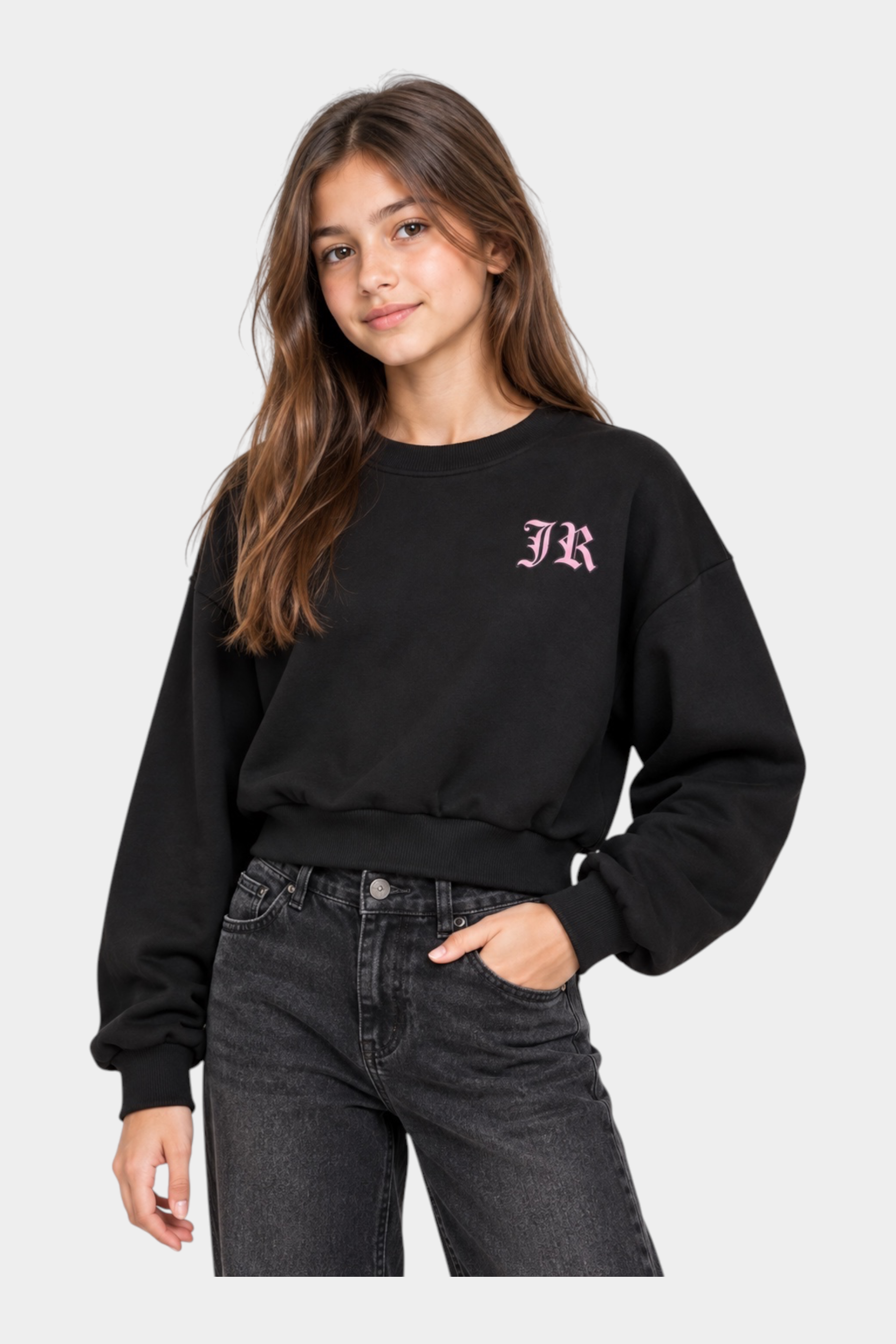 Ragazza indossa felpa girocollo nera Follower SRL con logo rosa ricamato sul petto e vestibilità corta