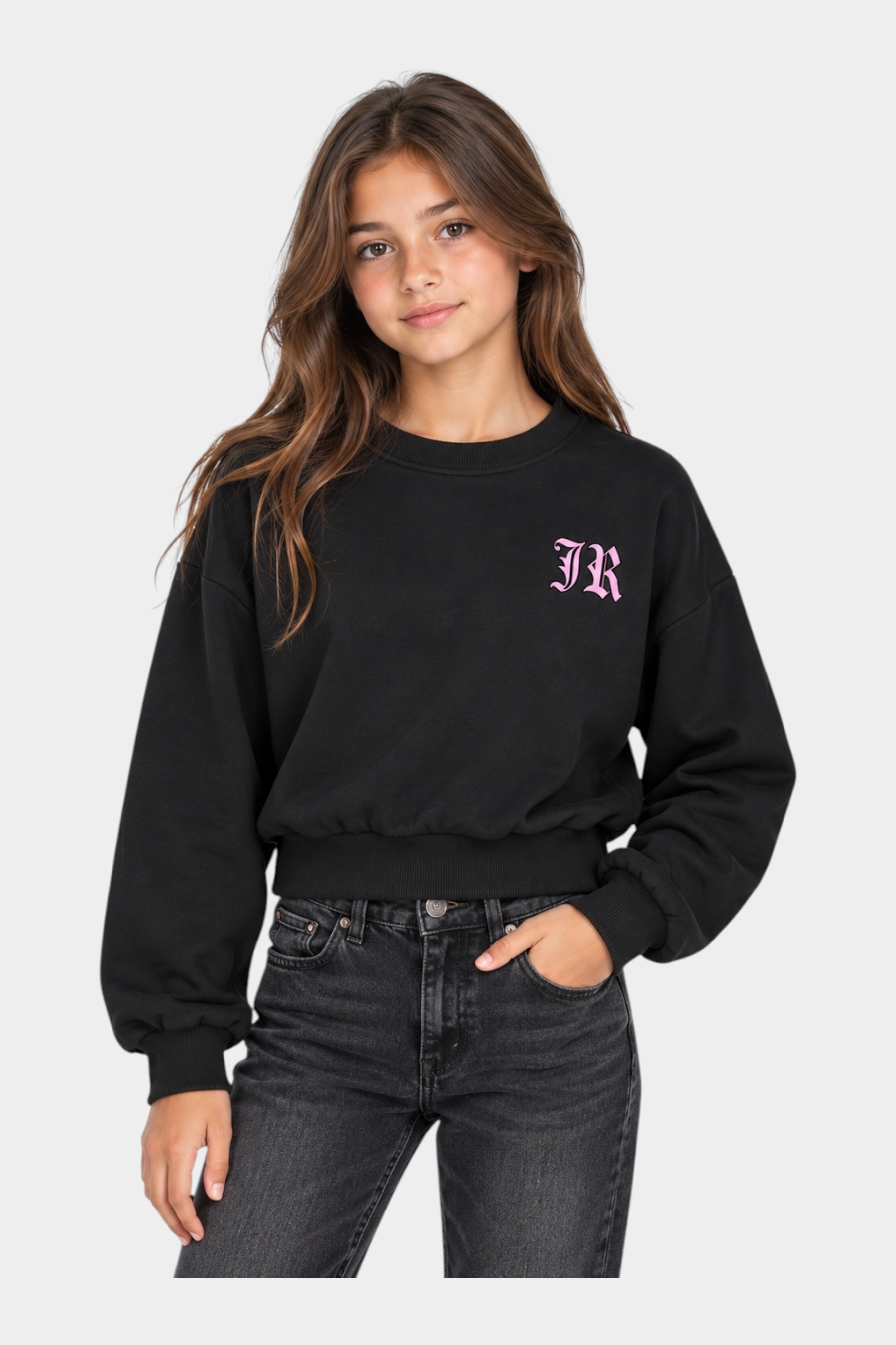 Ragazza indossa felpa girocollo nera Follower SRL con logo JR rosa ricamato sul petto