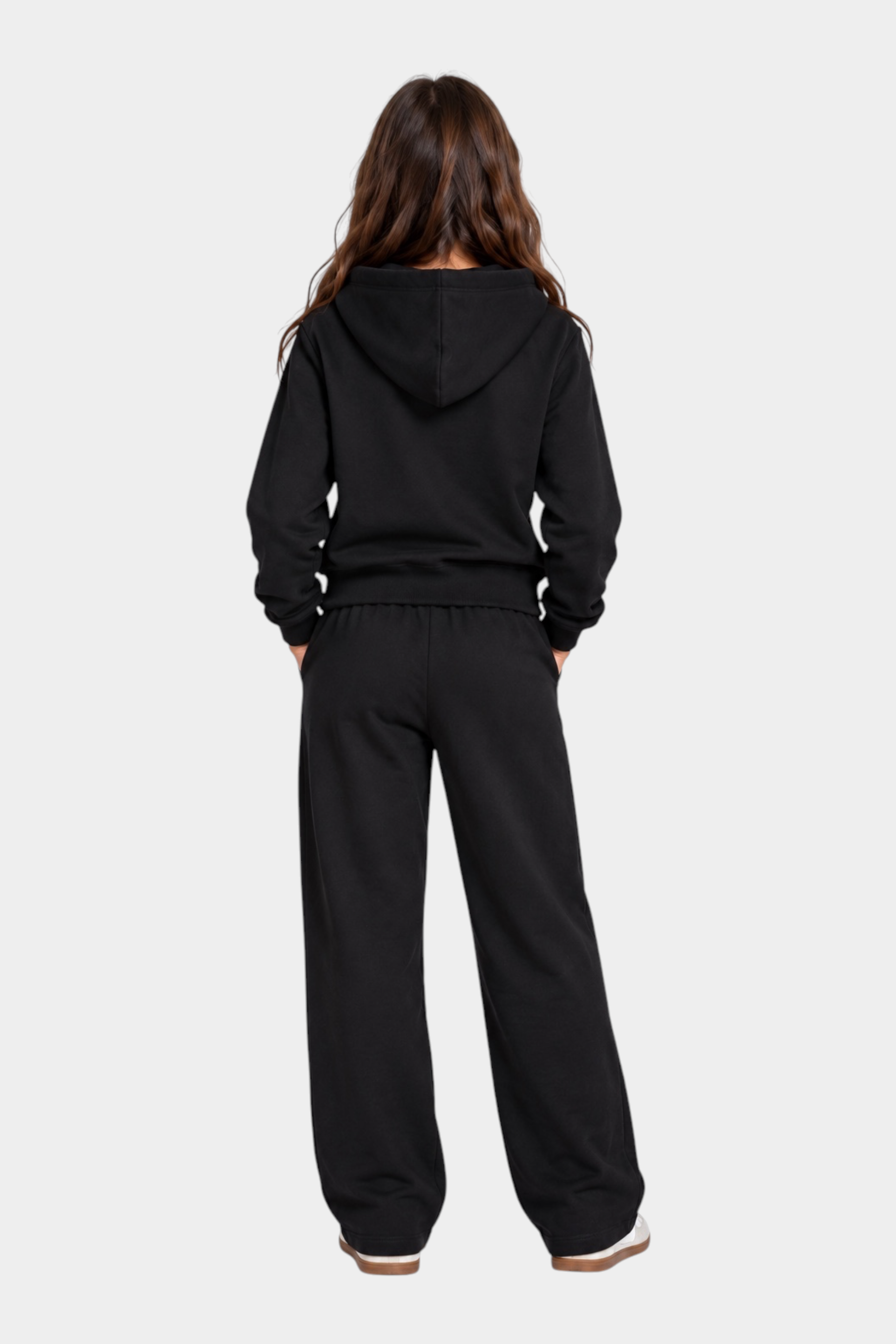 Bambina indossa felpa nera con cappuccio Follower SRL e pantaloni coordinati, vista posteriore su sfondo neutro